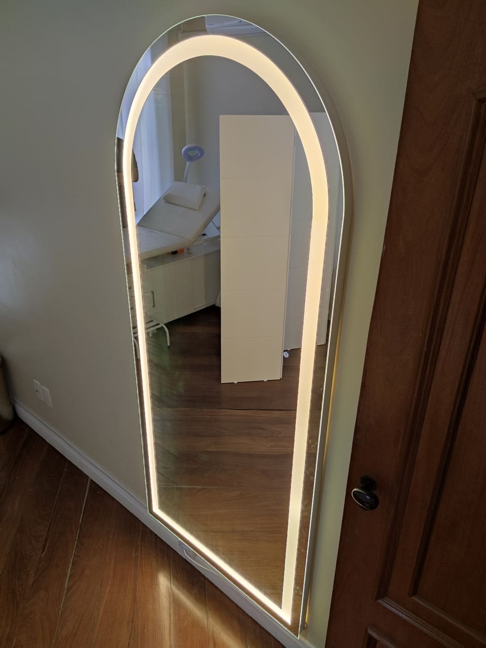 Espelho oval com LED, redondo ou em arco: qual formato e em que altura