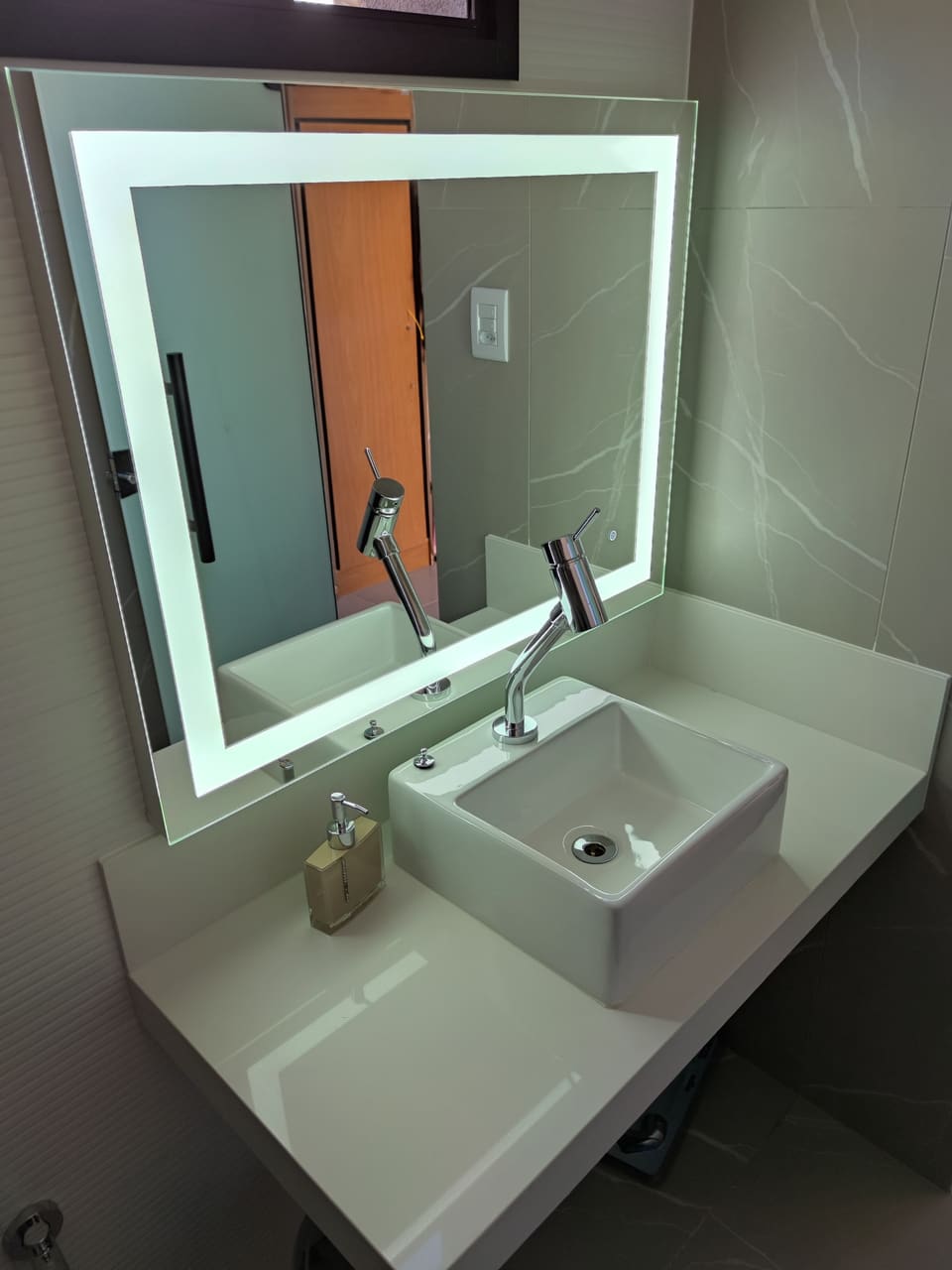 Espelho com LED em BH: o mesmo modelo no banheiro e na penteadeira do apartamento