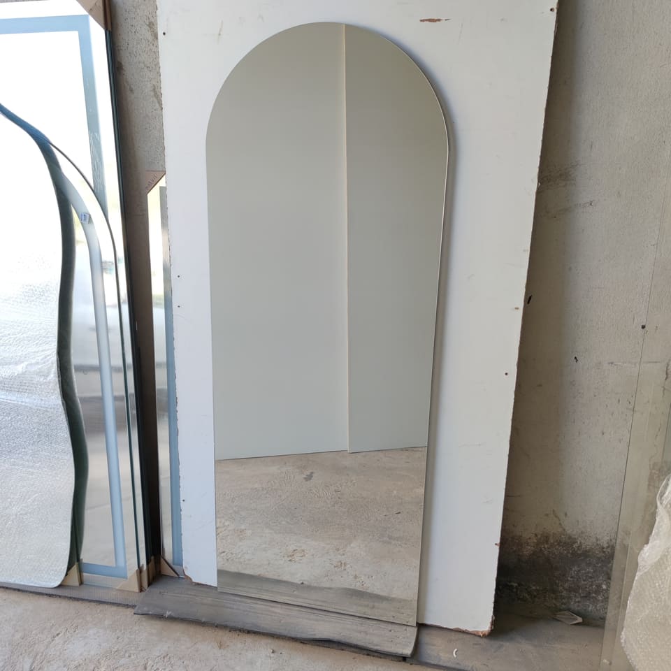 Espelho orgânico iluminado ou em arco: como o formato sai do desenho para o vidro