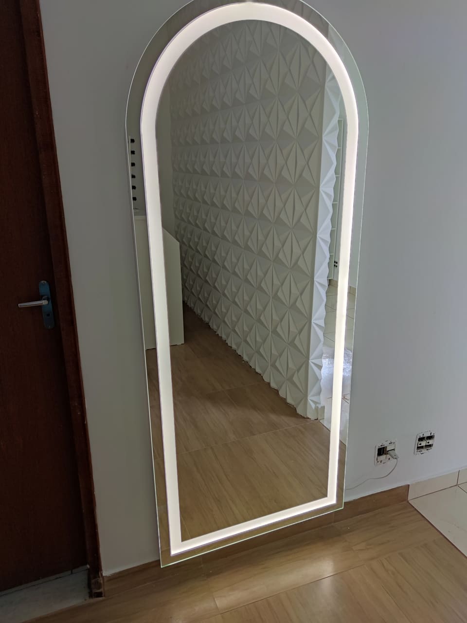 Espelho de banheiro LED touch em BH: a mesma luz num espelho de corpo inteiro