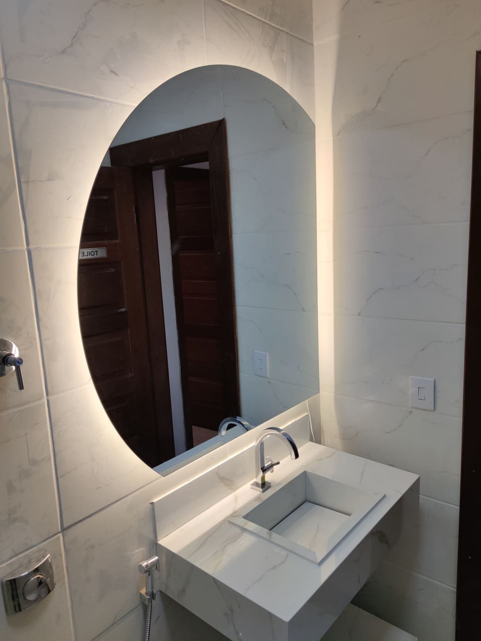 Espelho orgânico com LED no lavabo: ideias de decoração que funcionam