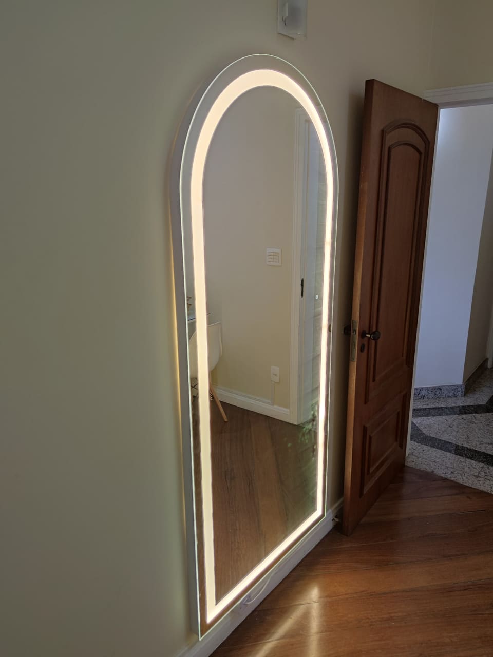 Espelho retangular com LED ou em arco: qual escolher para o quarto e o closet