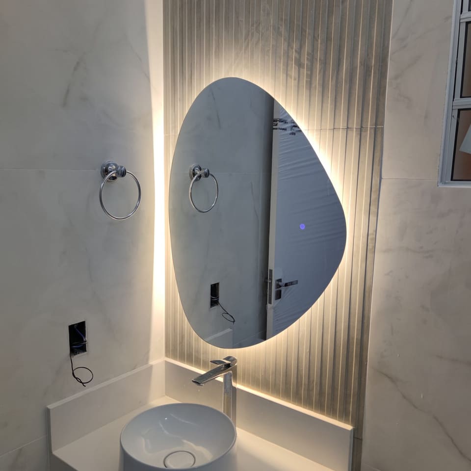 Espelho orgânico flutuante com LED