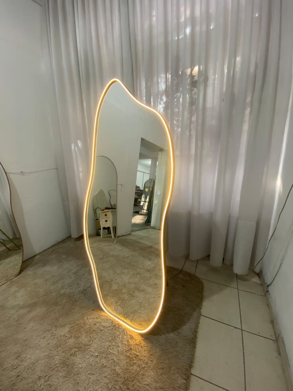 Espelho orgânico flutuante com LED – foto 19