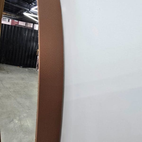 Espelhos sendo produzidos na fábrica em Contagem